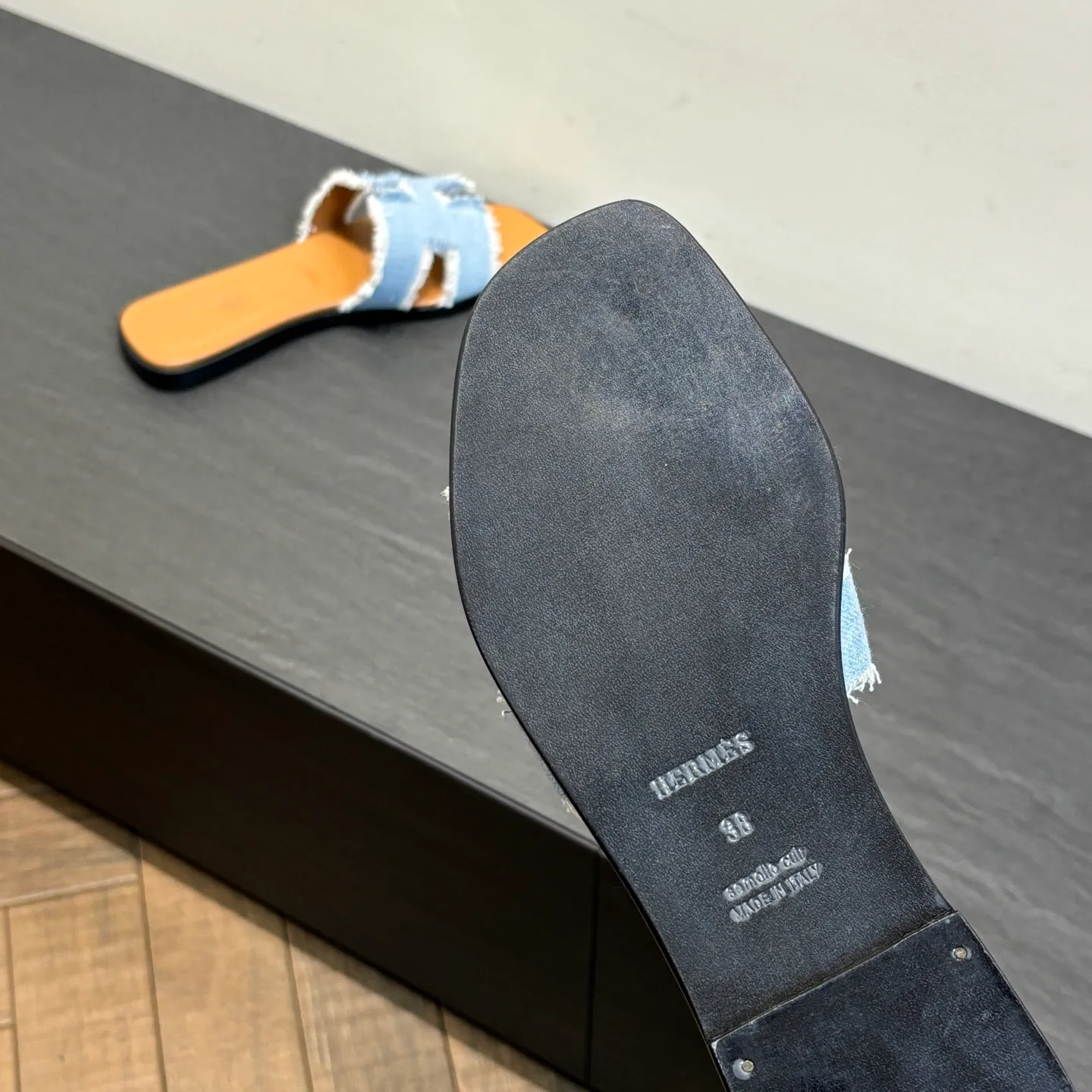 👟👟Ex-factory price 480👟👟 Brand💗: The latest color series from HERMES official website Code number💗: 35-40 full size (34 41 42 customized, non-refundable and non-exchangeable) Upper material💗: Classic plain calfskin Sole material💗: Zero-crack genuine leather mid-sole👑👑👑 Fully dyed HERMES Plain calfskin sandals, a historical representative work, the timeless classic H sandals, suitable for home and travel, this shoe is the finishing touch of your wardrobe, it looks great on the feet💃🏻💃🏻💃🏻